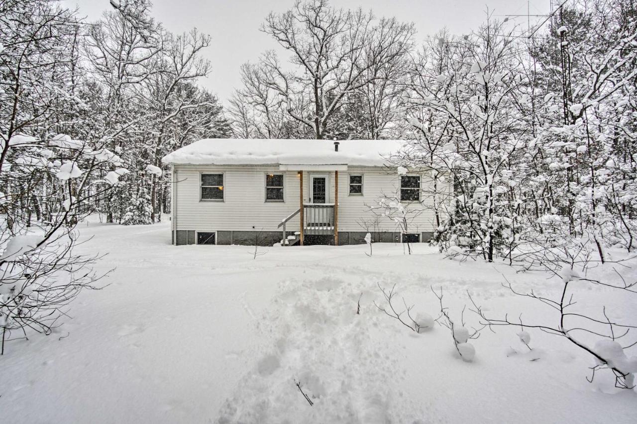 Wooded Twin Lakes Retreat 13 Mi To Lake Michigan! Exterior photo