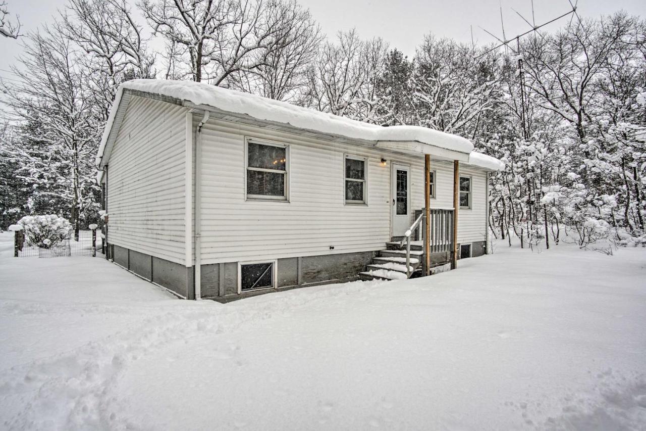 Wooded Twin Lakes Retreat 13 Mi To Lake Michigan! Exterior photo