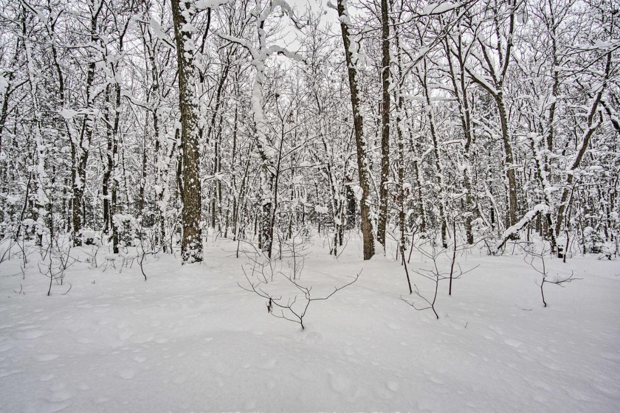 Wooded Twin Lakes Retreat 13 Mi To Lake Michigan! Exterior photo