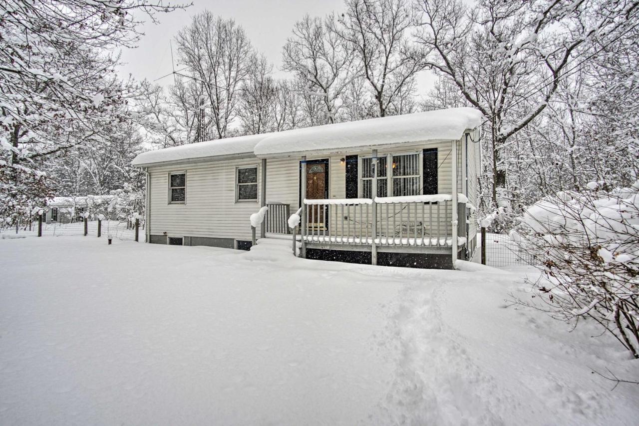 Wooded Twin Lakes Retreat 13 Mi To Lake Michigan! Exterior photo